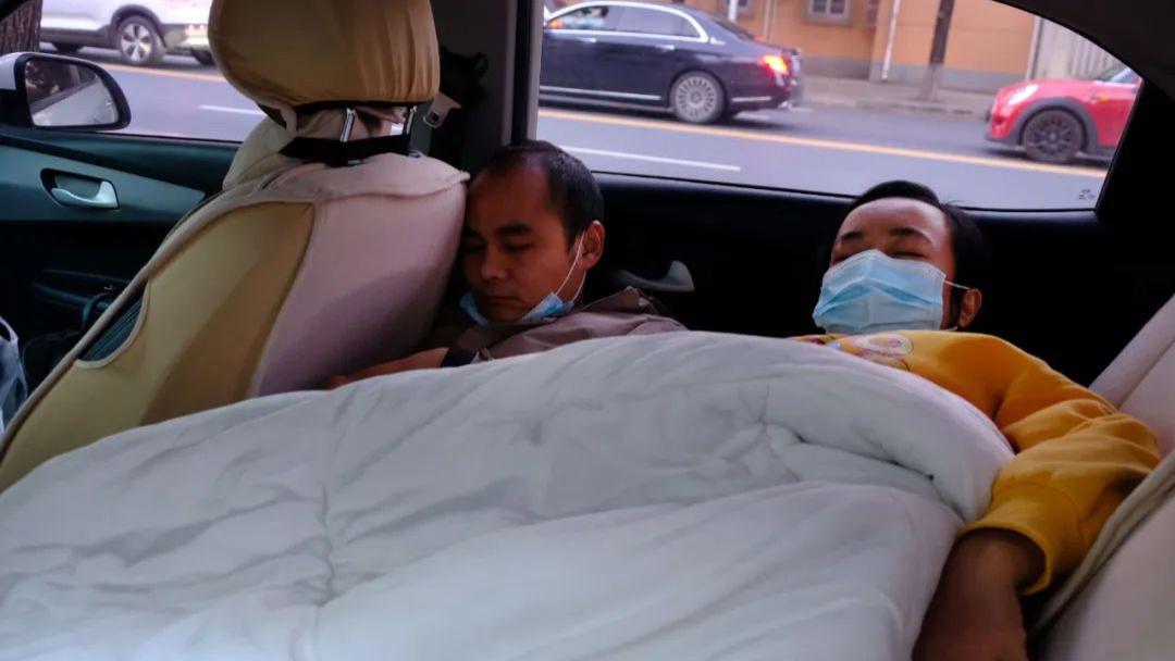 女子再婚后花百万怀孕，如今孩子患病，在上海露宿车中一个月