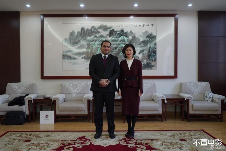 美女副校长落网:开跑车在学校高调进出,起底权色交易上位史!