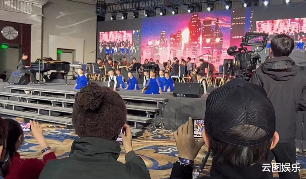 陈小春|孙俪邓超到学校看女儿表演，8岁小花舞姿优雅像公主，学费近30万