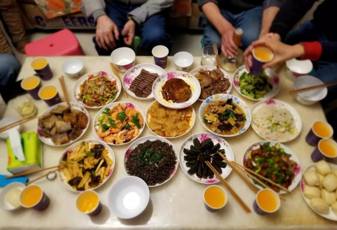 看不懂的吃饭“怪象”,北方人用茶几当餐桌,南方人表示看不懂