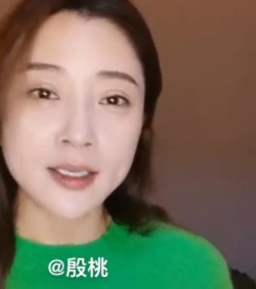 殷桃|殷桃直播生图曝光，皮肤白到发光脸如巴掌大，42岁仍像少女