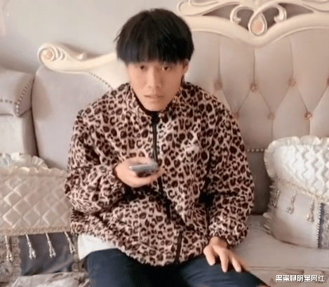 人物设定|照片事件后，小杨哥父亲致歉粉丝，小杨哥留言调侃：小黑飞棍来喽