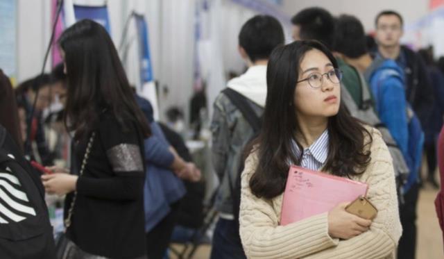 招聘|985院校女硕士坦言:根本都找不到工作,连面试机会都要乞求