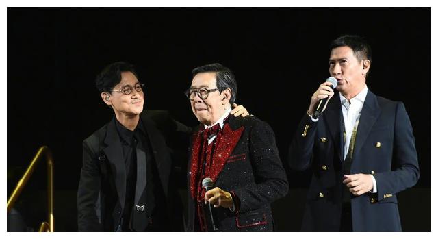 胡枫|90岁胡枫红馆演唱会破纪录,大咖云集阵仗大,张学友下跪磕头感谢