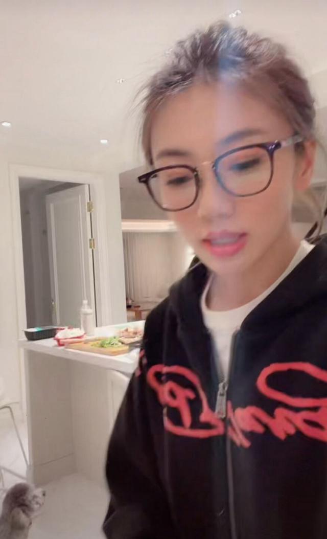 成龙|程晓玥罕见在豪宅内直播，和郑恺分手后至今单身，豪宅内很空旷