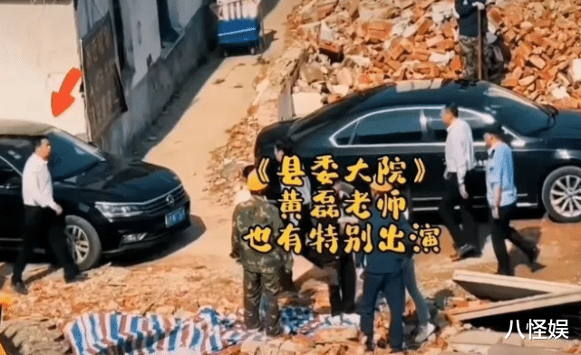 孙莉|黄磊孙莉陪孩子过暑假，一家现身寺庙，多多身高超多名男子太抢镜