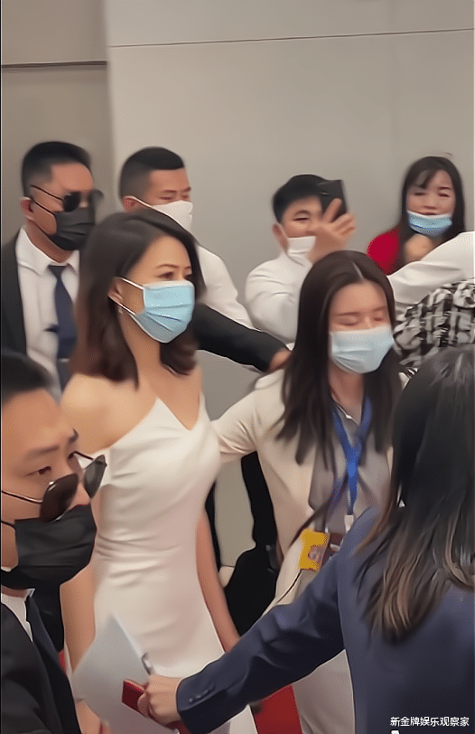 赵今麦|42岁高圆圆现身商场,男粉丝蜂拥而至,摘口罩露笑容引现场尖叫