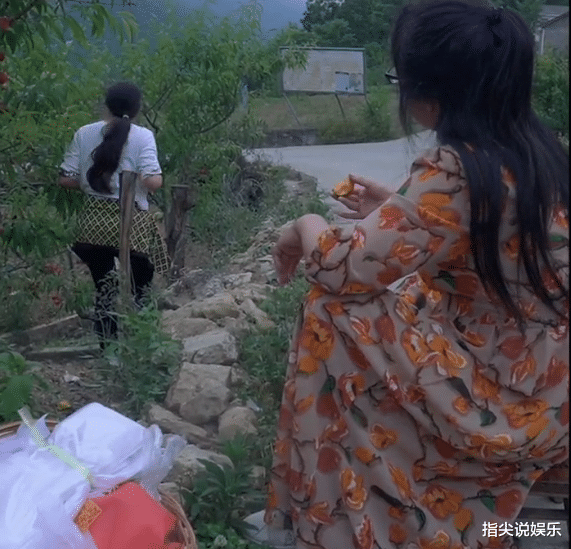 余秀华|怀了？余秀华小腹凸起明显，外出被特别关照，杨槠策希望生龙凤胎