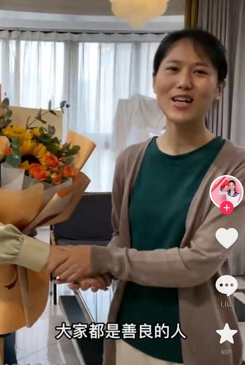 陈亚男|陈亚男拜访护士长，冒雨送鲜花，被夸善良女孩，榜一大哥的话亮了