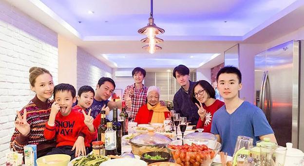 参观马景涛住的豪宅,户外有独立的大院子,客厅吊顶太科幻了