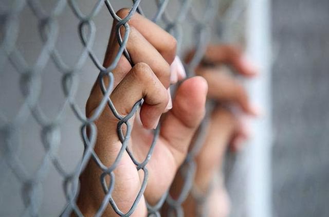 男子因被捕入狱20年没回家,出狱后不知家在哪里,警方将其送回去