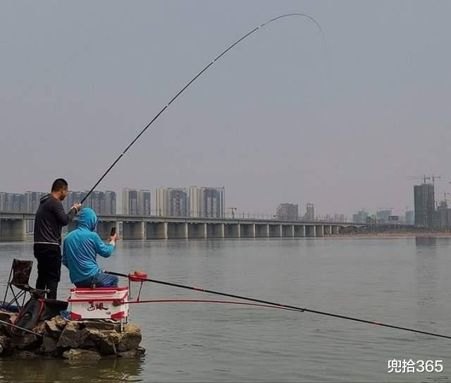 |女子罕见钓获野生大鳜鱼,钓点连老公都不告诉,原因让人哭笑不得