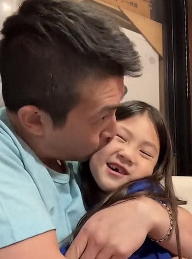 陈冠希|41岁陈冠希看球被偶遇！穿花衬衫踩拖鞋，被女儿紧搂睡觉似无尾熊