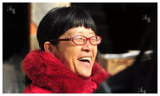 余秀华|余秀华再掀舆论，多次表白董宇辉遭900万粉丝劝退：小杨爸适合你