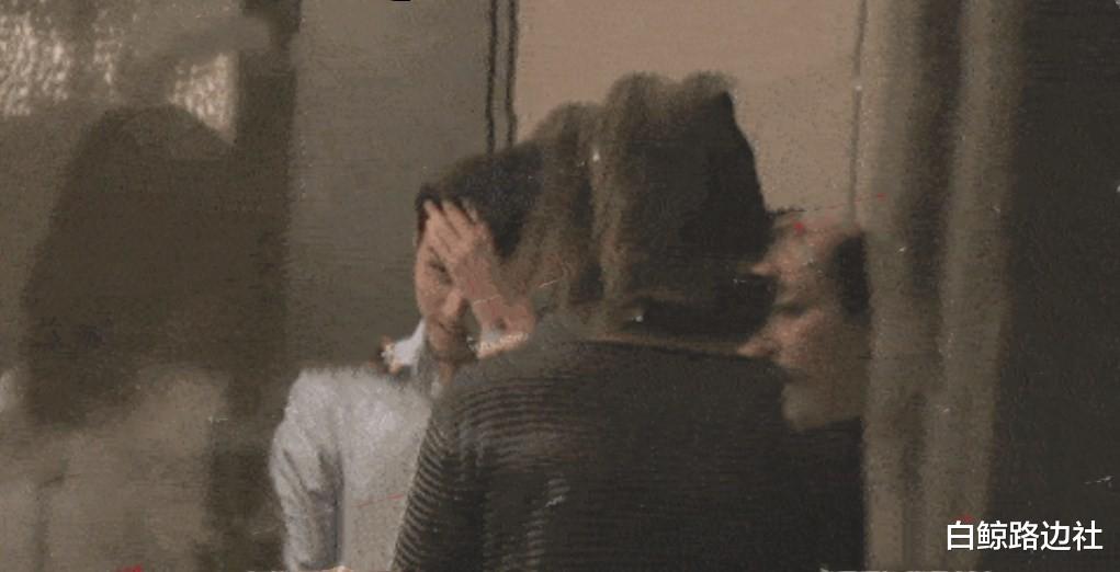 陈凯歌|陈凯歌夫妇携儿子聚餐！陈飞宇聊天害羞捂脸，53岁陈红素颜仍美貌