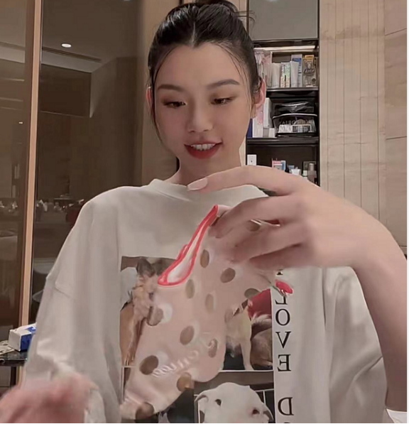 奚梦瑶 奚梦瑶晒13条昂贵口水巾！脸蛋浮肿疑发福，身后一墙护肤品太奢华