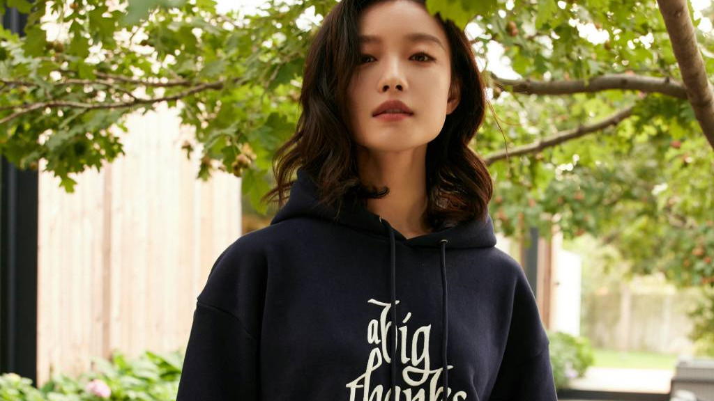 穿衣搭配|最近流行一种穿搭：“卫衣+短裤”，洋气显瘦，杨幂、倪妮都在穿！