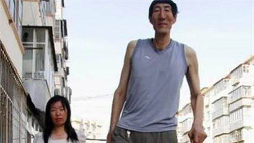 鲍喜顺|中国第一巨人，当初不听大夫劝阻，坚持结婚生下一子，如今怎样了