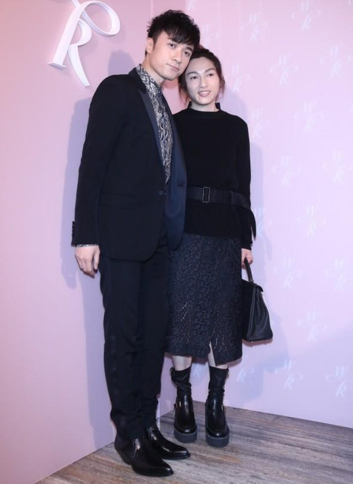 古巨基|古巨基经纪人老婆真耐看，一身黑装优雅又大气，同框林心如不输气质