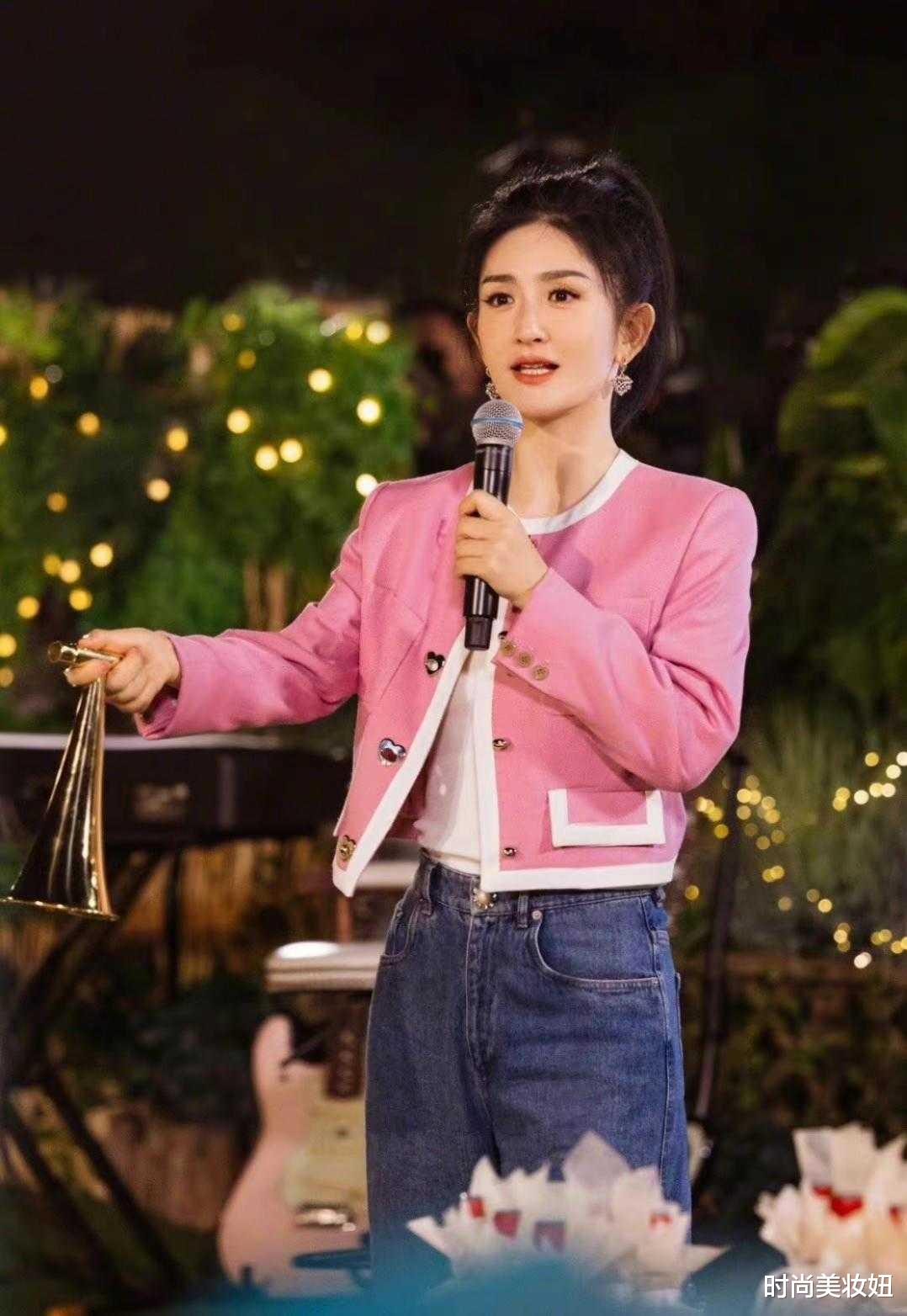 粉色 谢娜越来越会打扮了,穿粉色小香风扎马尾,高级洋气又减龄