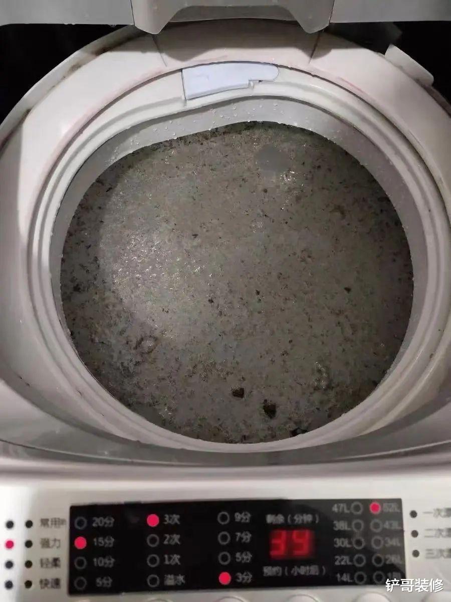 洗衣机下面有个“开关”，很多人都不知道，难怪衣服洗完全是毛絮