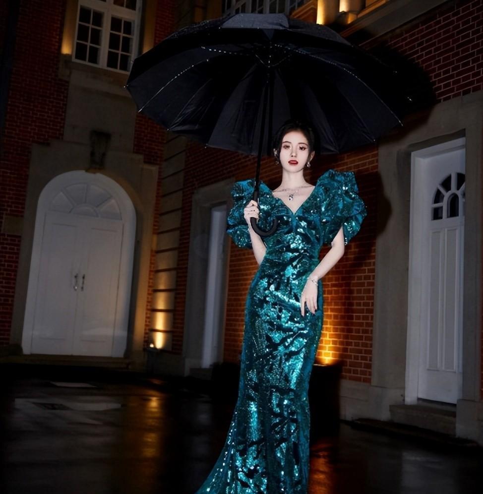 周冬雨|美艳的脸,小孩的身材?干瘪过瘦成为女星最大“灾难”