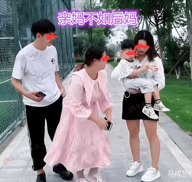 男子和妻儿逛街,前妻冲过去拥抱儿子,被后妈一把推开:你是谁