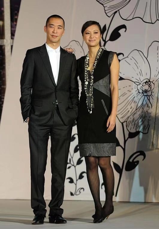 徐静蕾|徐静蕾又黑又壮，熟女风打扮瞬间老10岁，同框黄立行她体格更壮