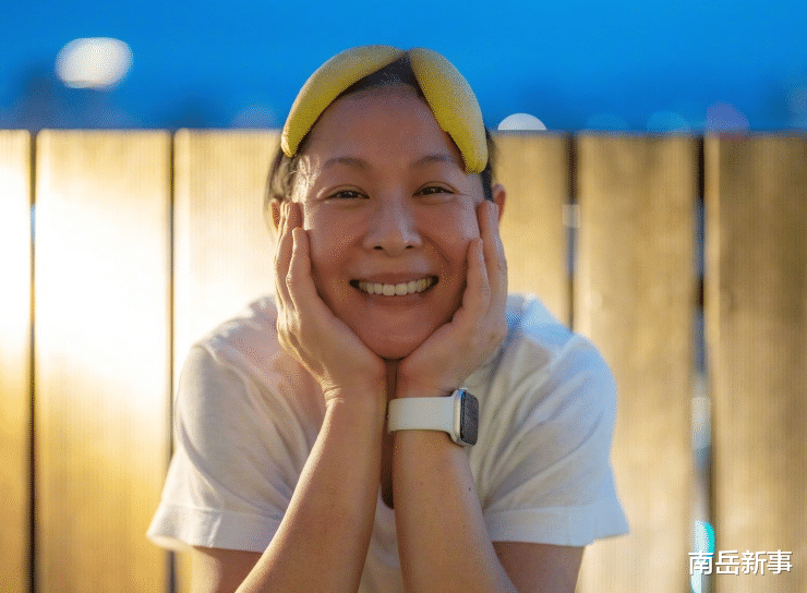 刘若英|53岁刘若英坐高铁看球赛，素面朝天皱纹增多，眼袋又重又黑还显老