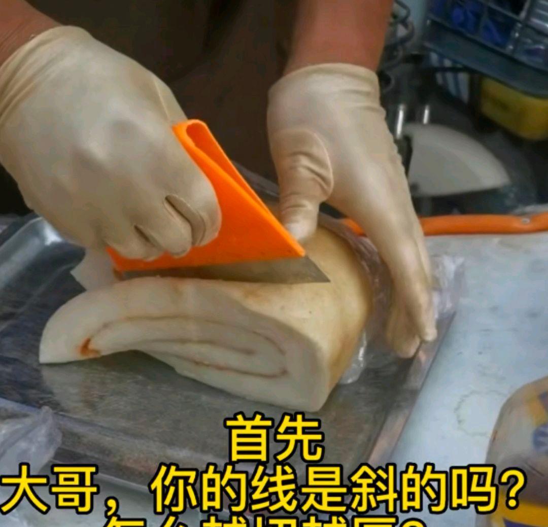 女子揭露打糕骗局,1两变1斤,裹粉还加塞,女子:不好吃还坑人