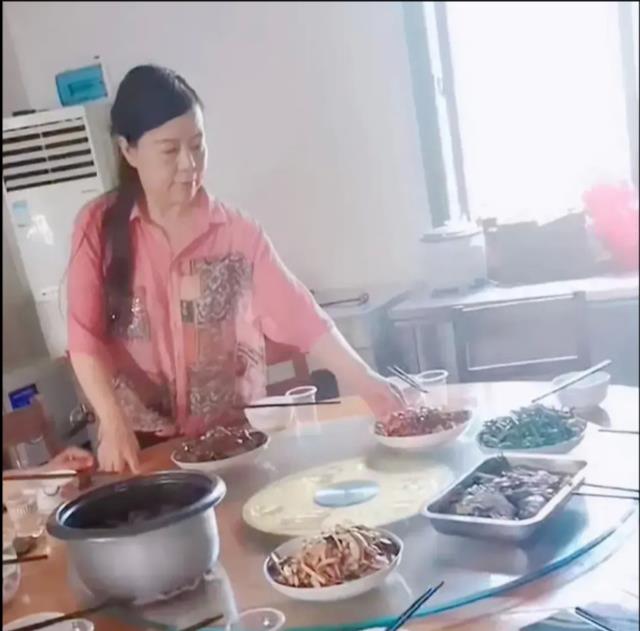 许敏|字母称许敏被平台封禁，不准公开露面，许敏中秋后白色运动装亮相