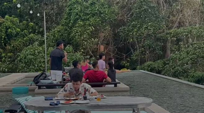 易建联|阿联前往布吉岛游玩！三位儿子戴墨镜格外抢眼，娇妻相伴惹人羡慕