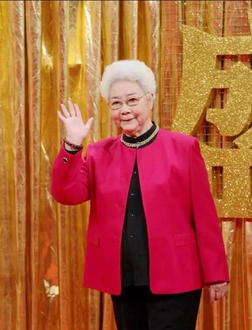 田华|艺术家田华坎坷人生:四位亲人因癌症去世,儿子去世时正参加节目