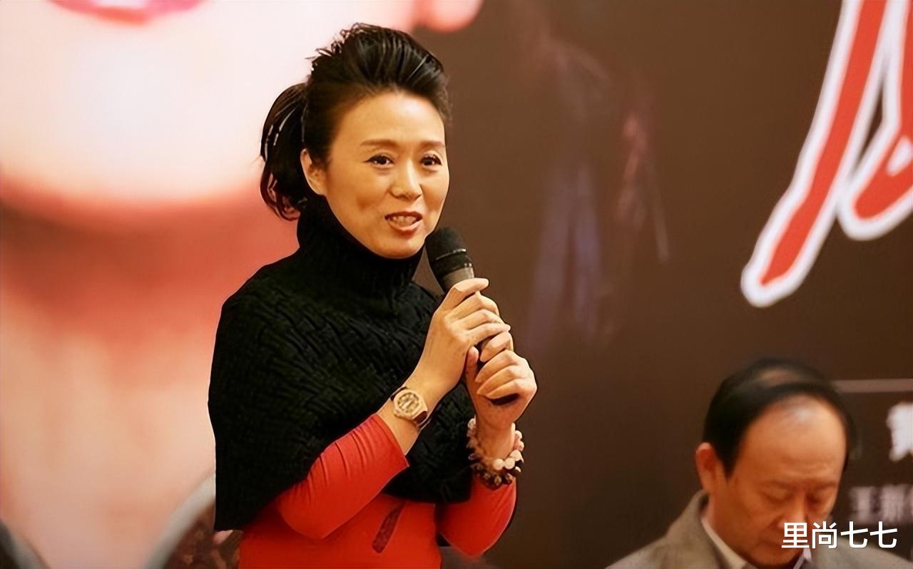 60岁吴琼为女儿办成人礼，与小15岁丈夫全程腻歪，夫妻同框像母子