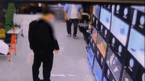 山东烟台，一男子来到某宠物鱼店，看到了一条非常漂亮的鱼