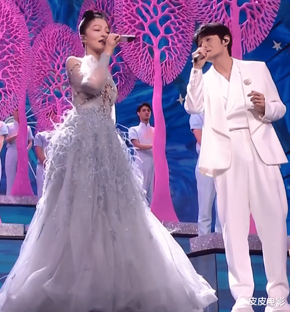 春晚|春晚最惊艳女星：李思思丝绒天鹅颈，李宇春性感，伊丽媛华贵雍容