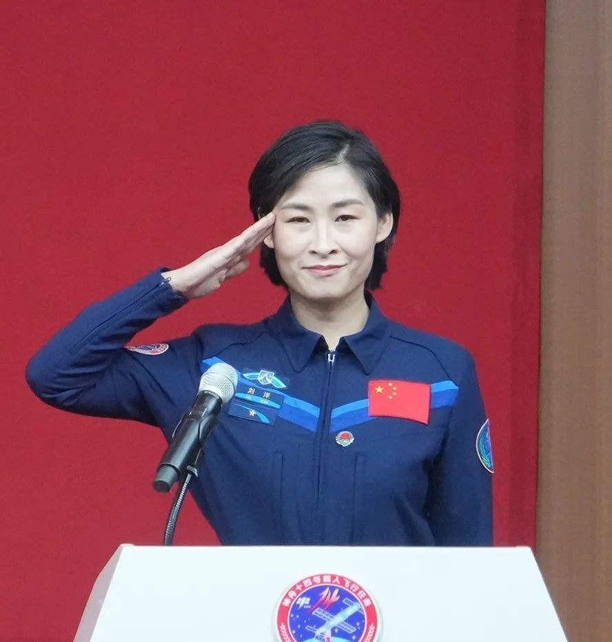 牺牲太大!神十四返回,宇航员出舱后脸部浮肿,被抬上“救护车”