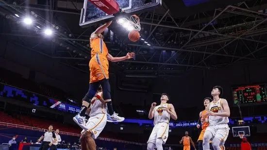 季后赛|服了！17分钟0出手！最菜的中国新星！以后别想打NBA