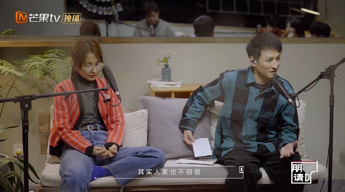 何炅|谢娜晒和何炅的合影，《快乐大本营》的粉丝都在等《朋友请听好》
