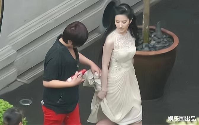 刘亦菲|刘亦菲的气质真好,穿圆领纱裙亮相被抓拍,路人视角下依然迷人