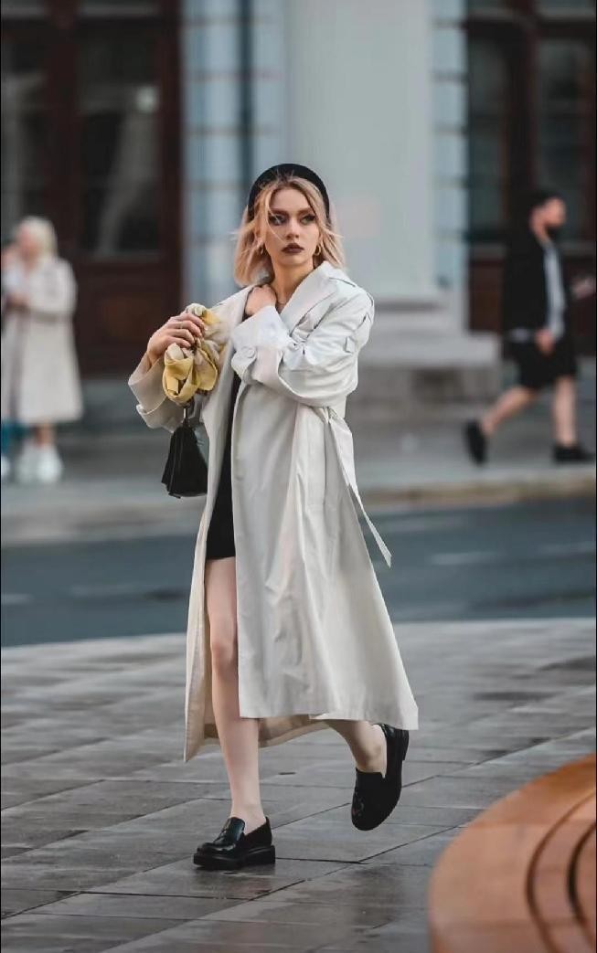 谁说短裙都挺幼稚的,学俄罗斯美女这么穿,气质太高级