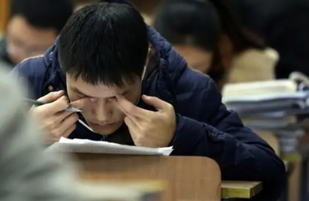 求职|考编前被亲戚认为啃老，考上后态度大变样，翻脸速度比翻书还快