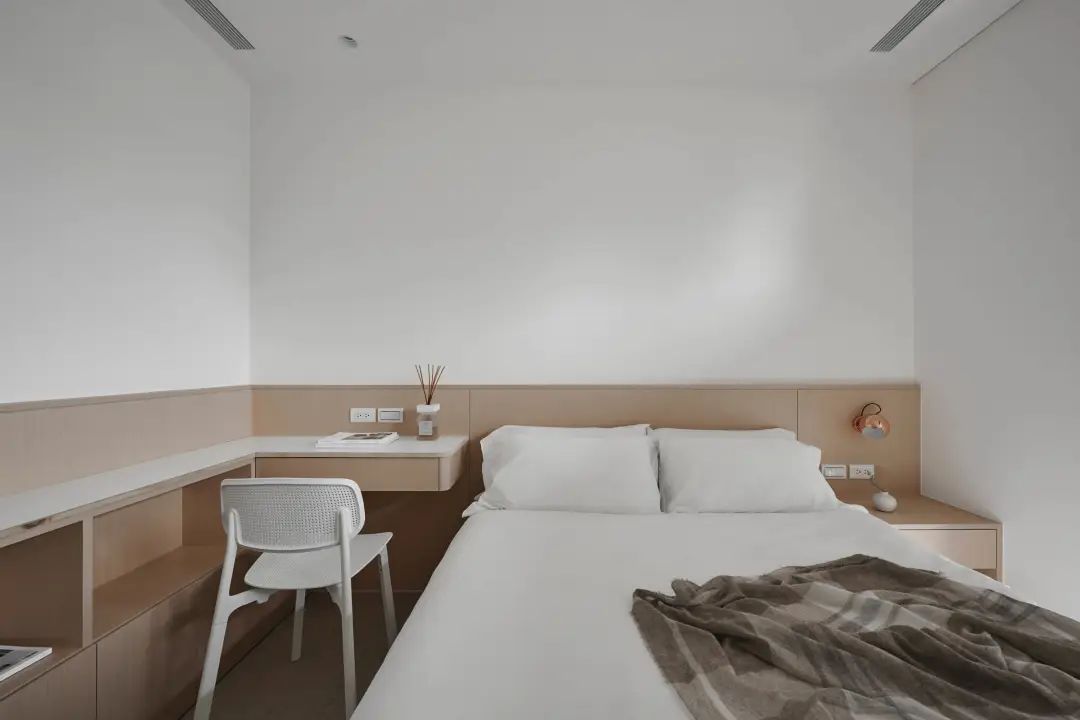 112㎡三房两厅,原木色和暖白色为主,打造出一个知性优雅的空间。