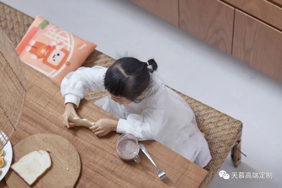 190㎡极简设计，五口之家舒适生活的安乐窝