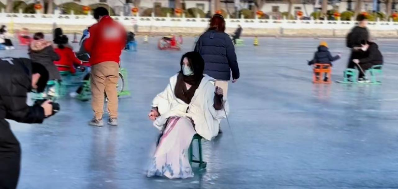 周迅|周迅在什刹海玩溜冰!穿衣娇俏似少女,与小13岁男友感情稳定