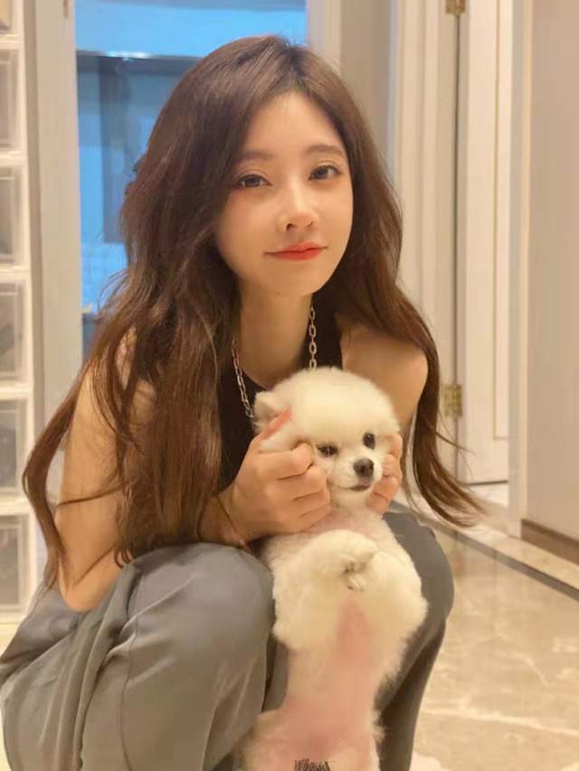 超模|冯提莫新路透出现，素颜淡妆依旧让人移不开眼，出差开始新工作