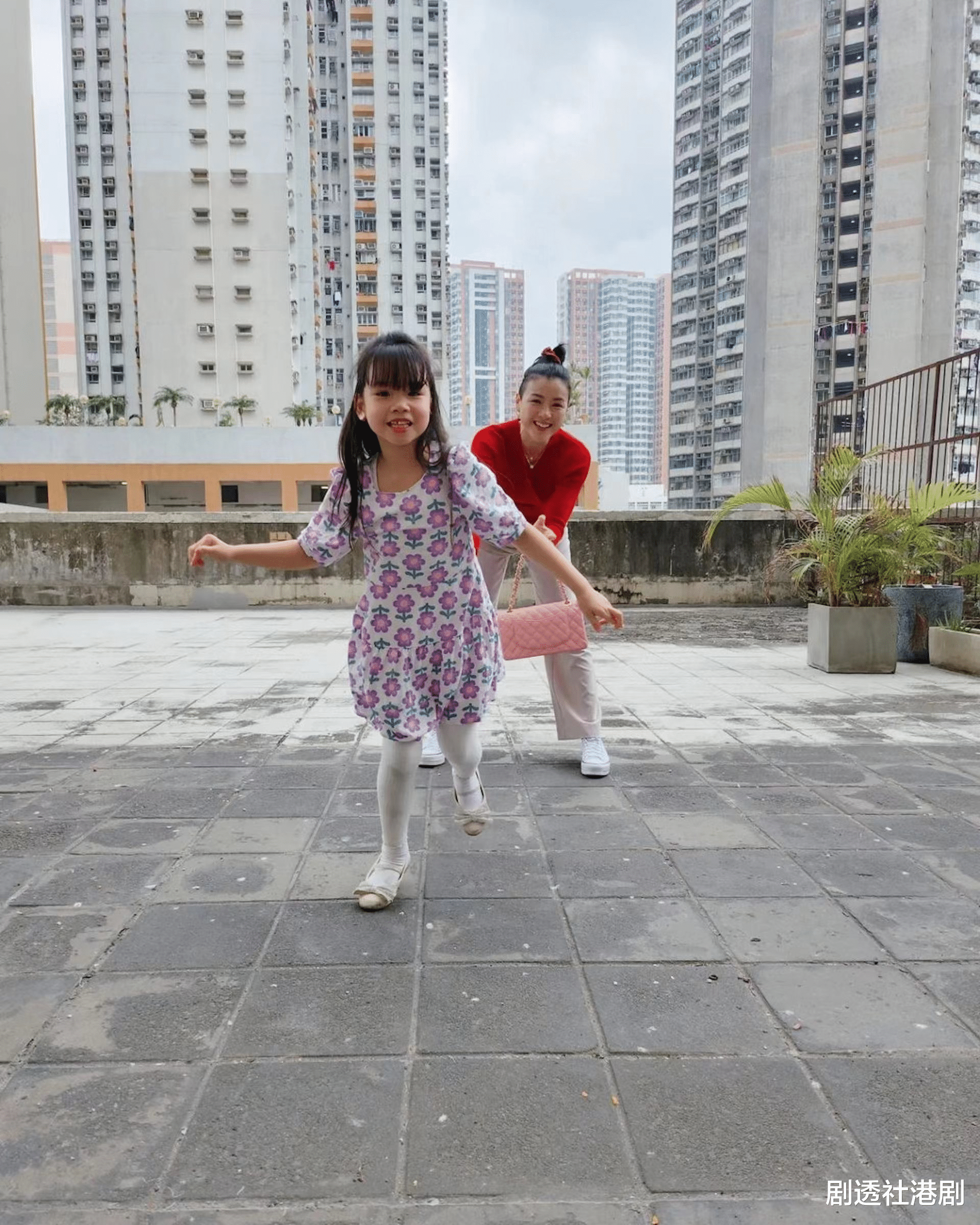 陈茵媺|可爱！前港姐冠军小女儿剪齐刘海散发小淑女气质，和妈妈饼印一样被赞是明日之星