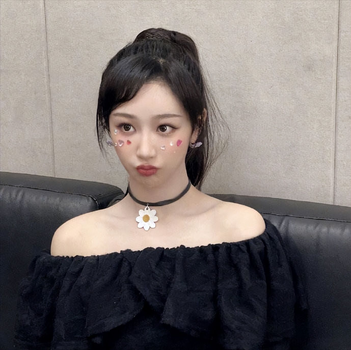 杨紫|杨紫蛋糕事件升级，她和身边异性是兄弟等话题，引发网友的热议