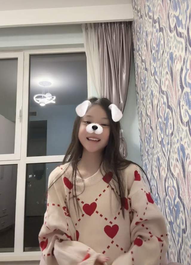 贾云馨|甜馨美出新高度！房间内景装修简朴，穿百元旧睡衣热舞像极李小璐