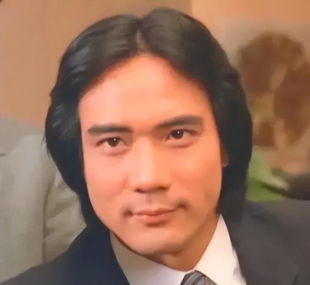 徐少强|徐少强：二婚娶小30岁妻子，60岁时当爹，如今70多依旧在拍戏养家